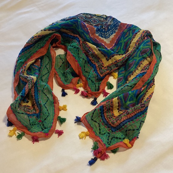 Beautiful scarf. Great detail and fun beaded tassels. - Picture 7 of 8